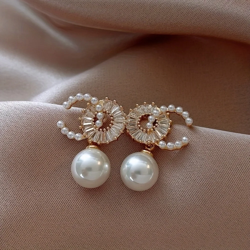 Glamorous Pearl Radiance Stud Earrings